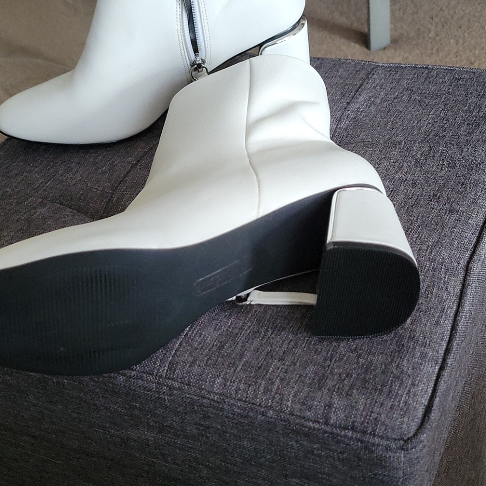 Boot - Picture 2 of 4